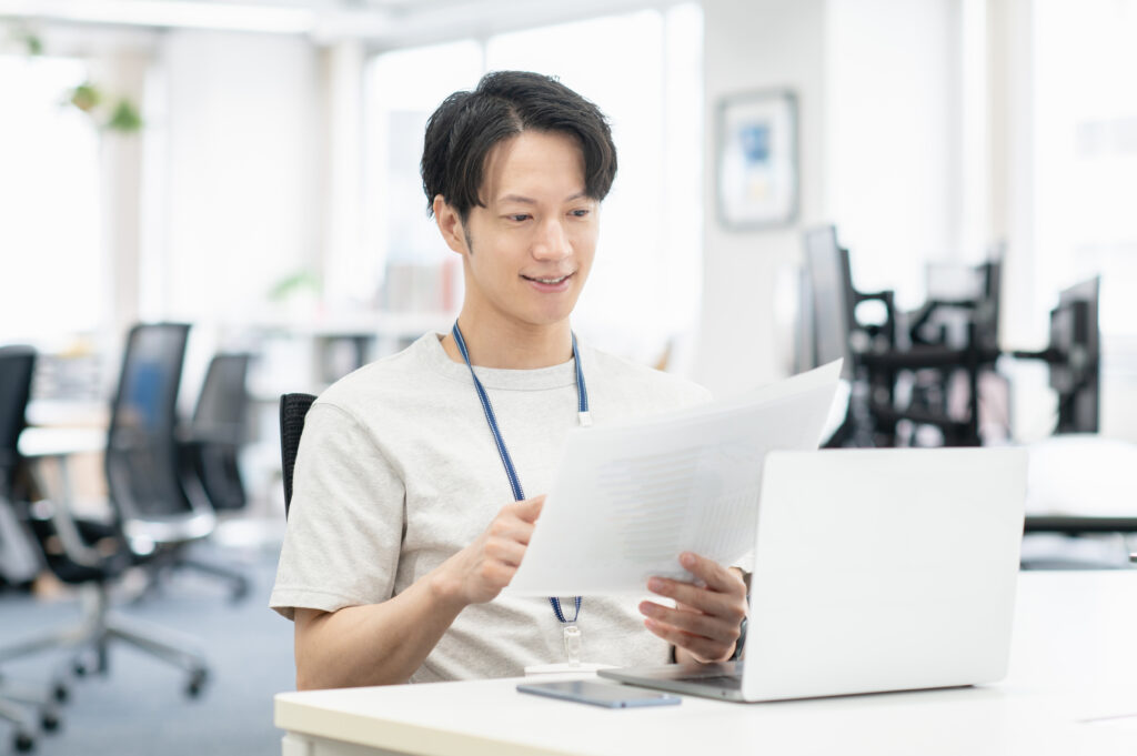 オフィスで仕事する若いビジネスマン