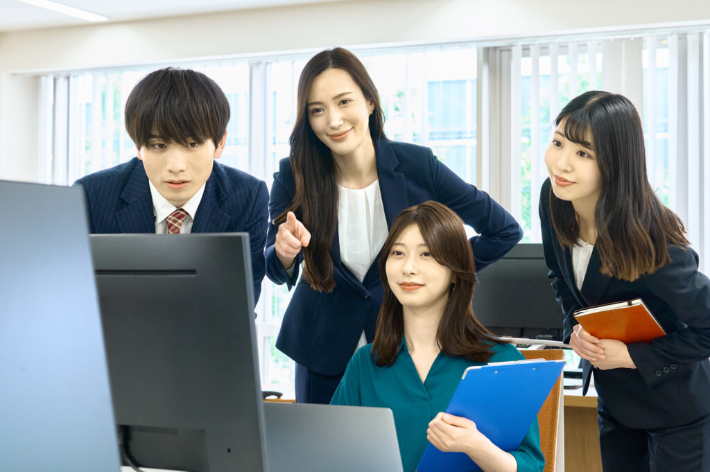 オフィスで働く男女