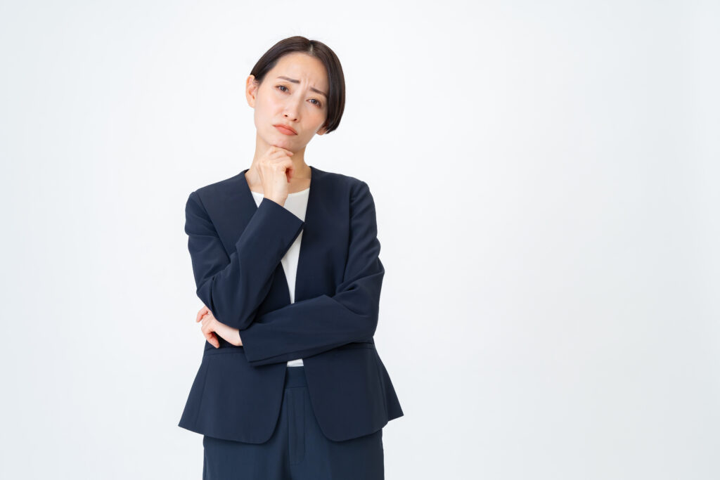 考える女性