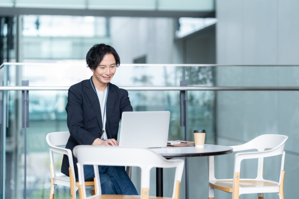 オフィスで仕事をするエンジニア