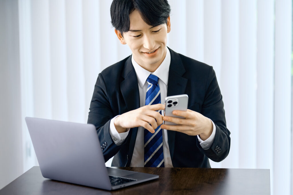 スマホを見るビジネスマン　仕事　職場