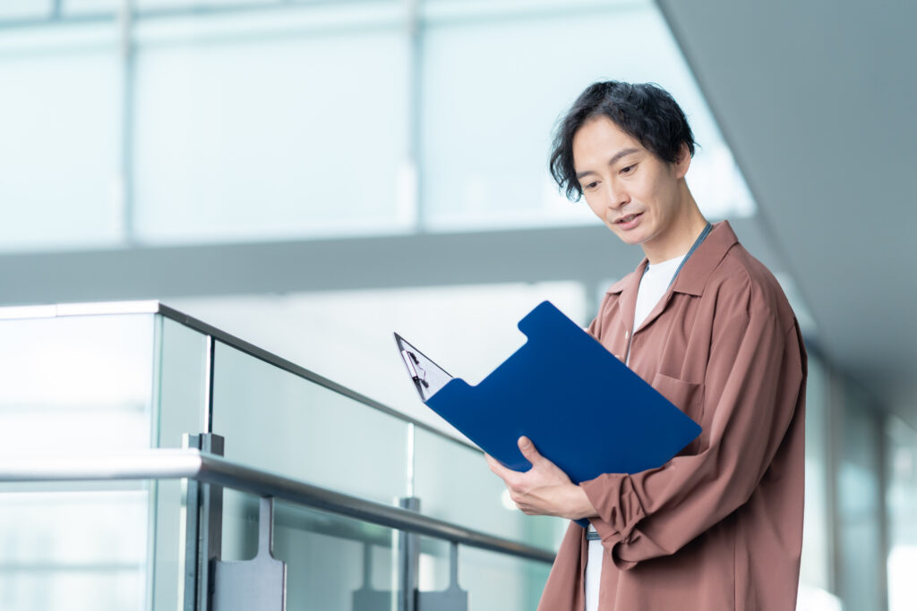 オフィスで働くエンジニア