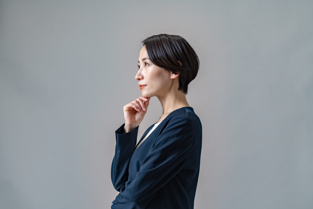 考える女性