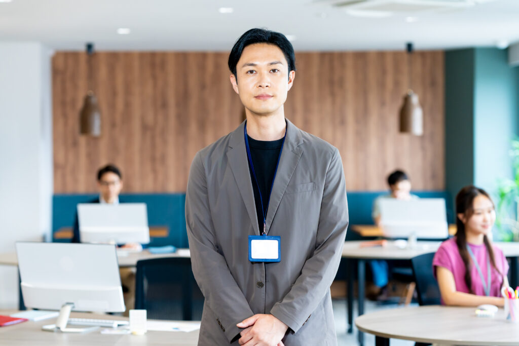 オフィスで働くビジネスパーソン