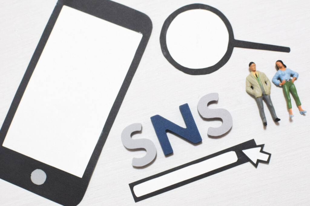 SNSについて考えるビジネスマンの2人①