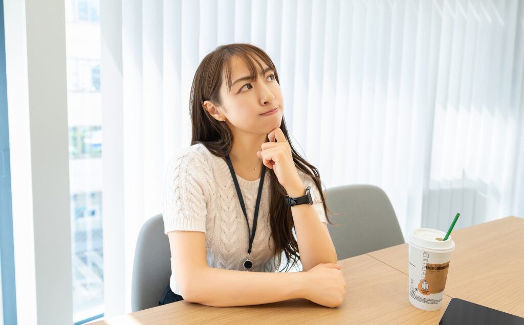考えごとをする女性・ビジネスウーマン