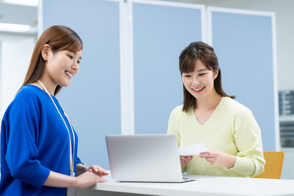 相談する若い女性