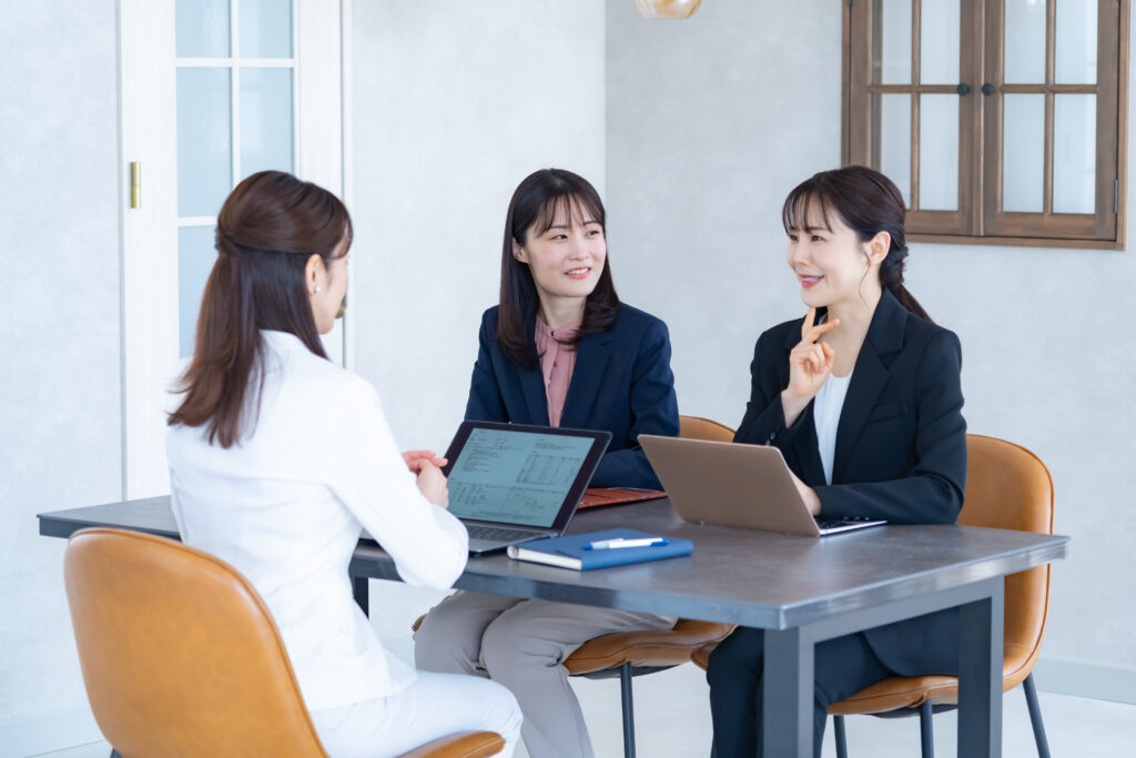 会議をする複数の女性