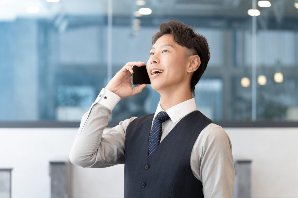 スマホで通話をする男性ビジネスマン