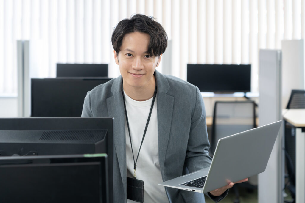 オフィスカジュアルの若い男性エンジニア