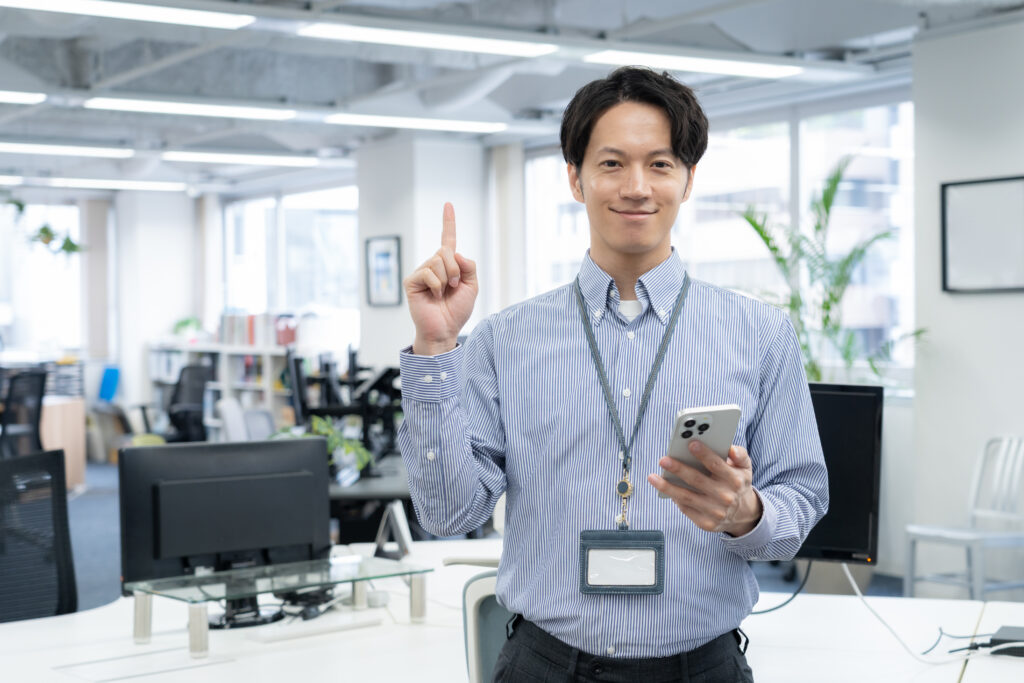 オフィスカジュアルの若い男性エンジニア