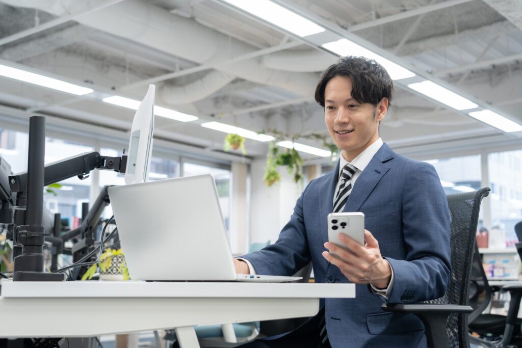 オフィスで仕事をする若いビジネスマン