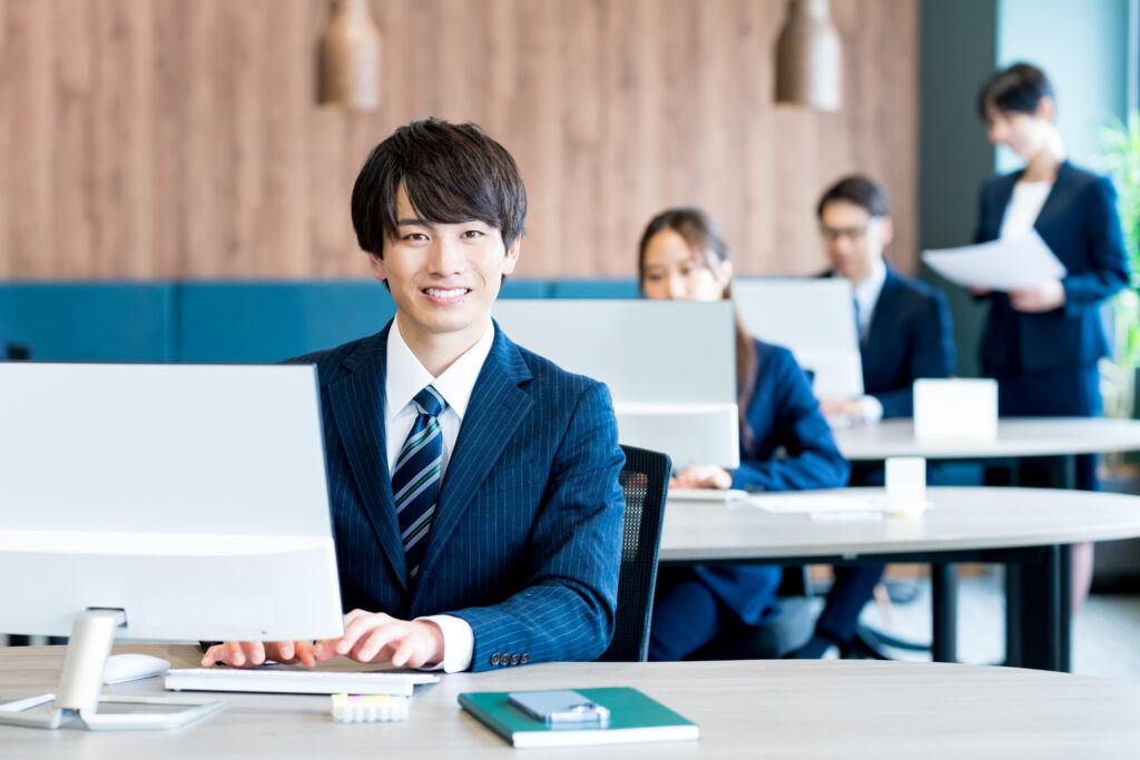 オフィスで働く若いビジネスマン