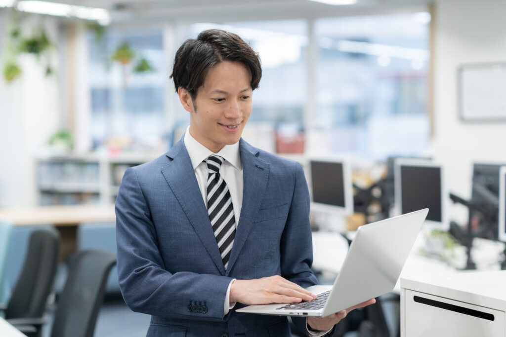 オフィスで仕事をする若いビジネスマン