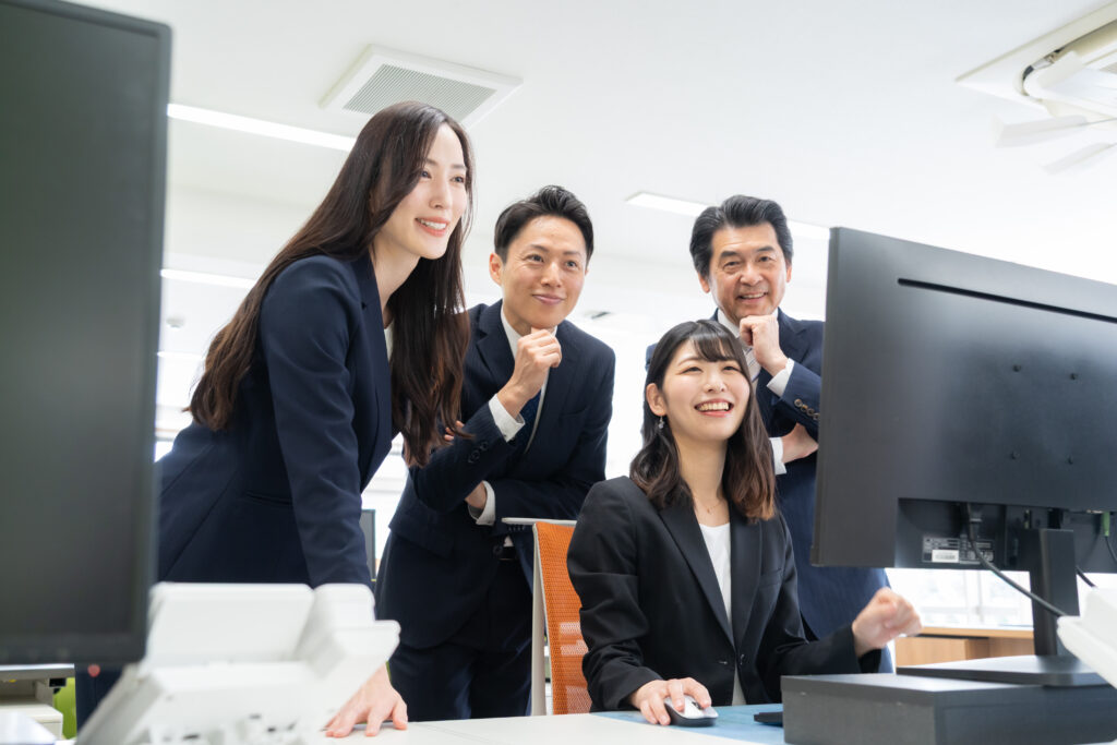 オフィスで仕事をする男女のビジネスマン