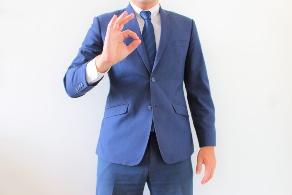 OKサインする男性