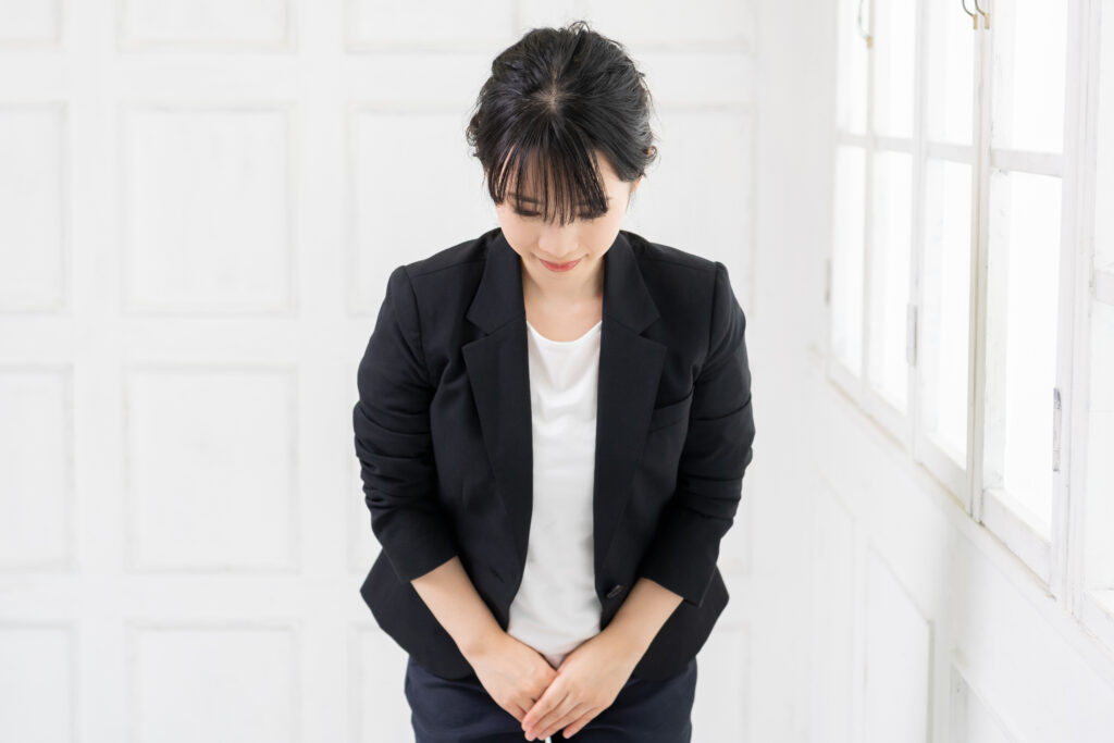 謝罪する若いビジネスウーマン