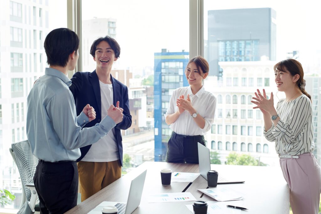 喜ぶ4人の男女