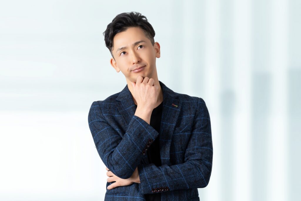 真剣な表情で考える男性ビジネスマン