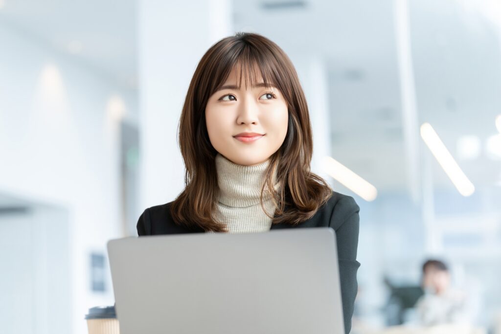 資格取得はスキルの客観的な証明となり、キャリアアップや転職時に有利に働きます。

体系的な知識を身に付ける機会にもなり、実務だけでは得られない理論的な<strong class="main">基礎</strong>を固められるのが特徴です。

ここでは代表的な資格を紹介し、それぞれがキャリアにどのように役立つかを確認していきましょう。

<h3>基本情報技術者試験</h3>
基本情報技術者試験は、ITエンジニアの登竜門として位置付けられる<strong class="main">国家資格</strong>です。

コンピュータサイエンスの基礎からプログラミング、データベース、ネットワークまで幅広い知識が問われます。

資格を取得することでIT分野の基礎知識を体系的に習得している証明となり、新人エンジニアの信頼性向上につながります。

<h3>プロジェクトマネージャ試験</h3>
