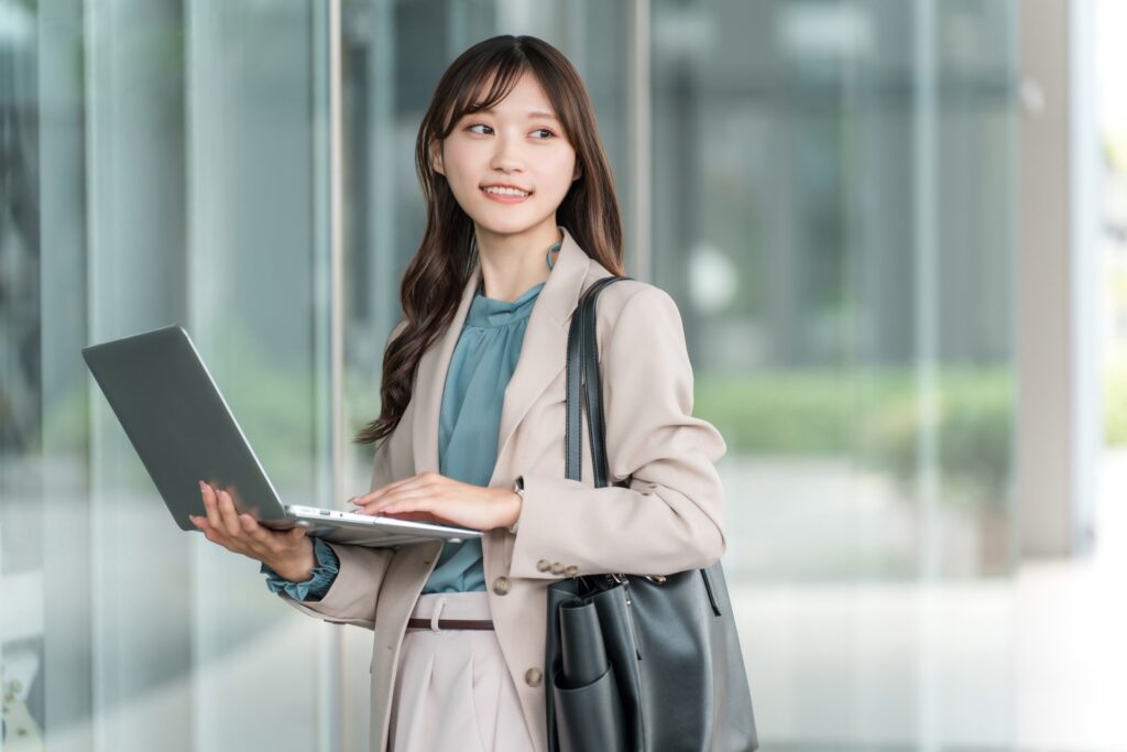 ノートパソコンを持つおしゃれな女性