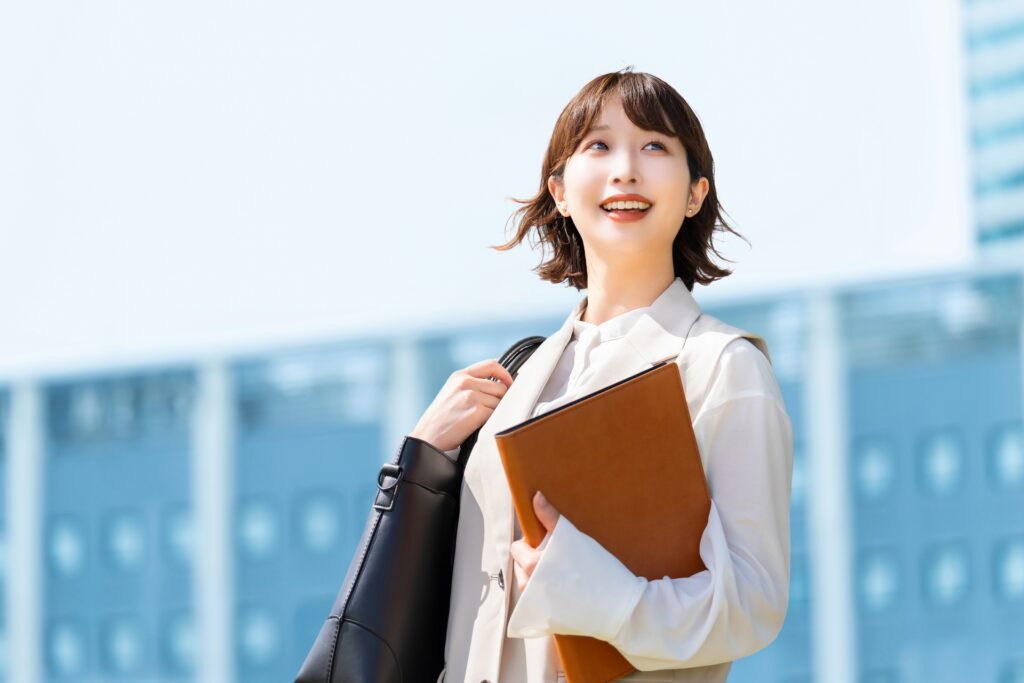 屋外を歩く笑顔の女性・ビジネスウーマン