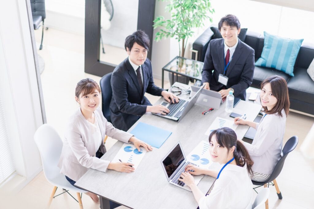 オフィスでミーティングをするビジネスパー