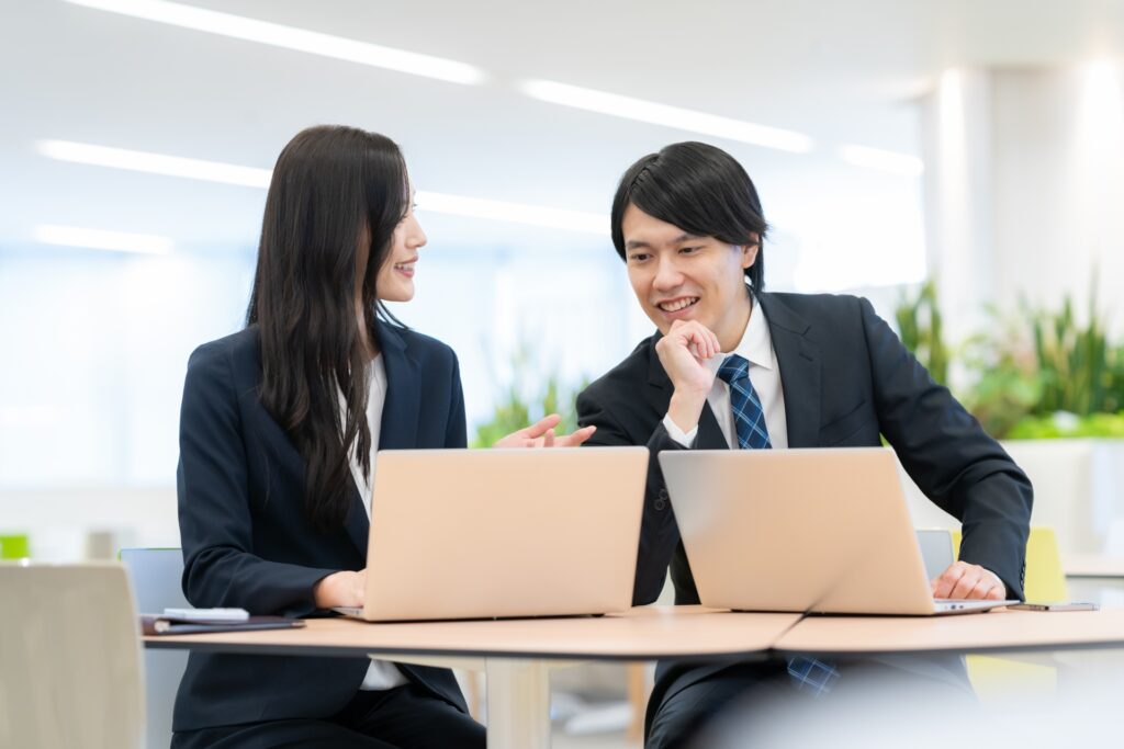 会議をする男女のビジネスマン