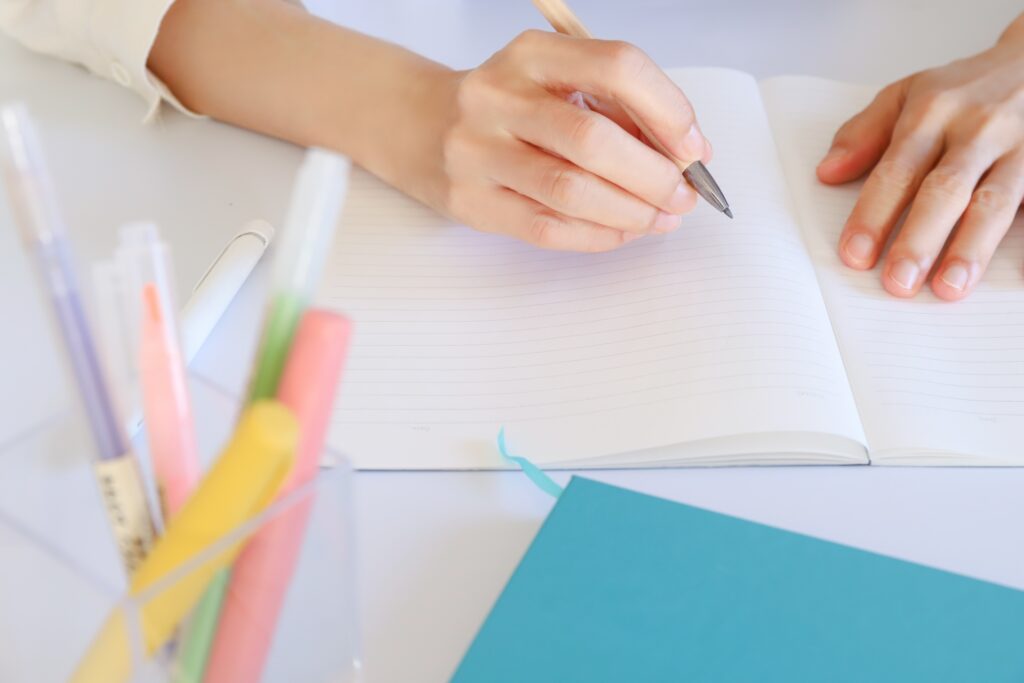 勉強する手元 ノートとペン