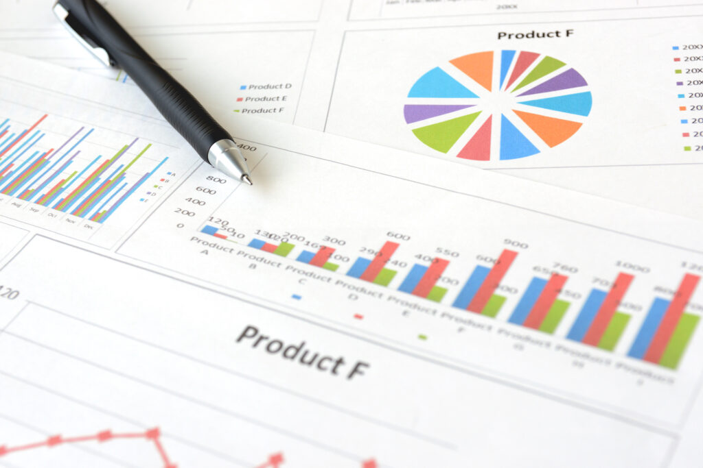 ビジネスチャートとボールペン