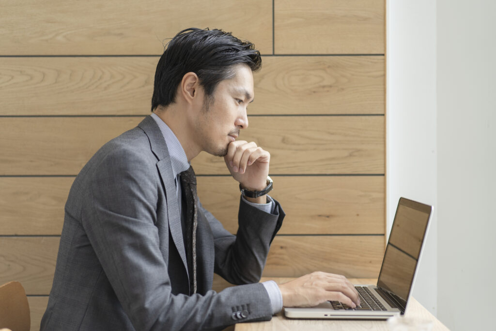 オフィスで仕事する男性
