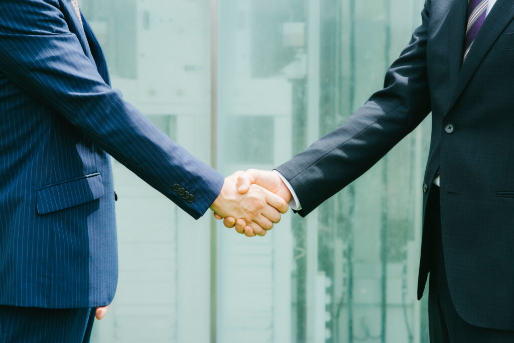 握手するビジネスマン