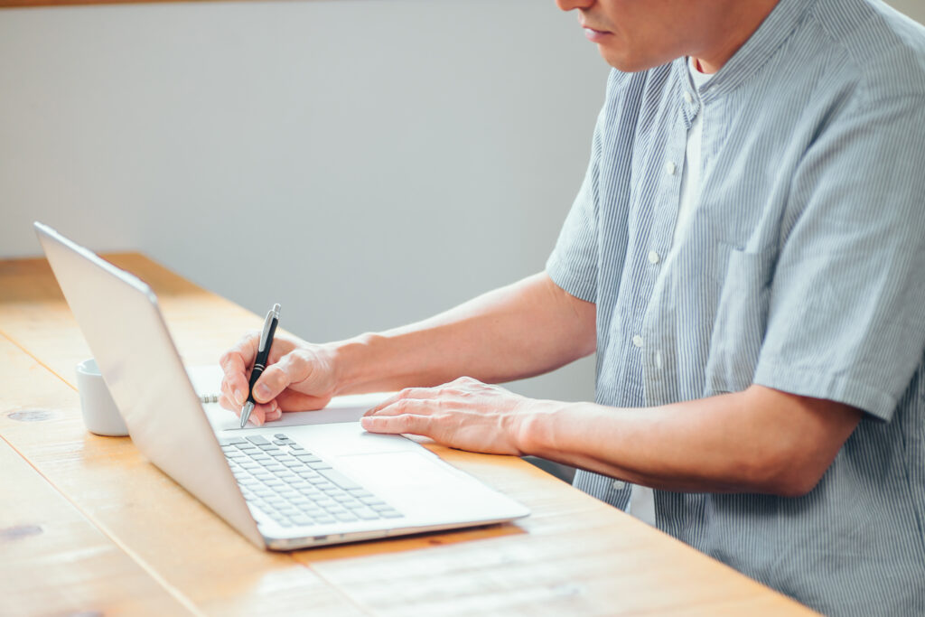 パソコンを使う男性