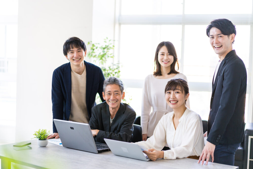 オフィスで働くビジネスパーソン