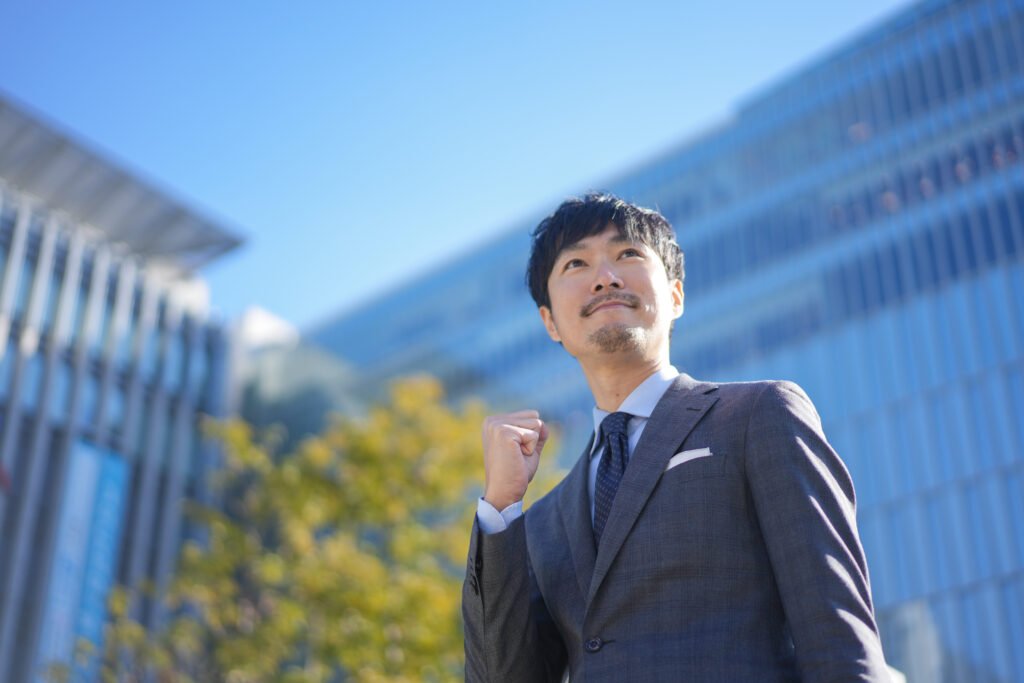 重なるビルとビジネスマン