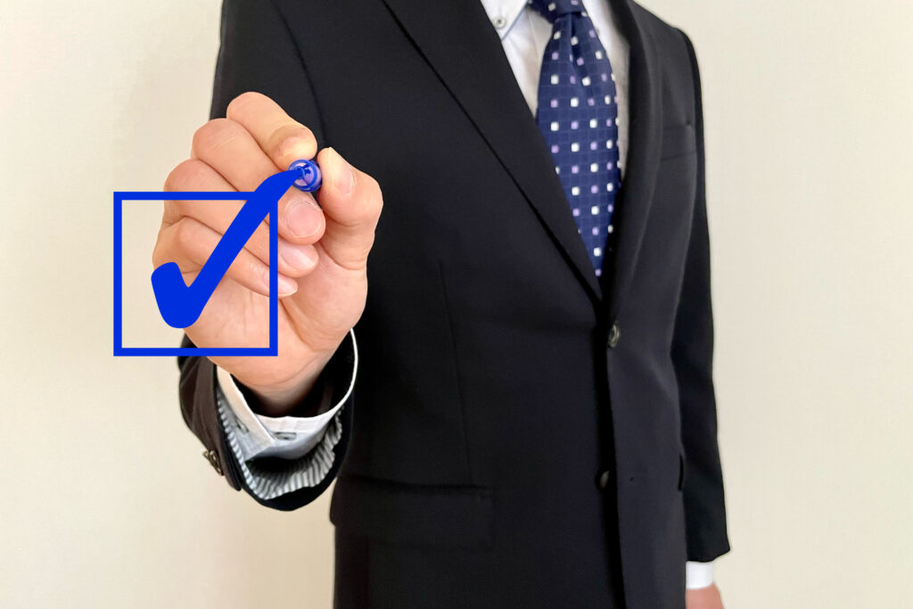 チェックをかく男性