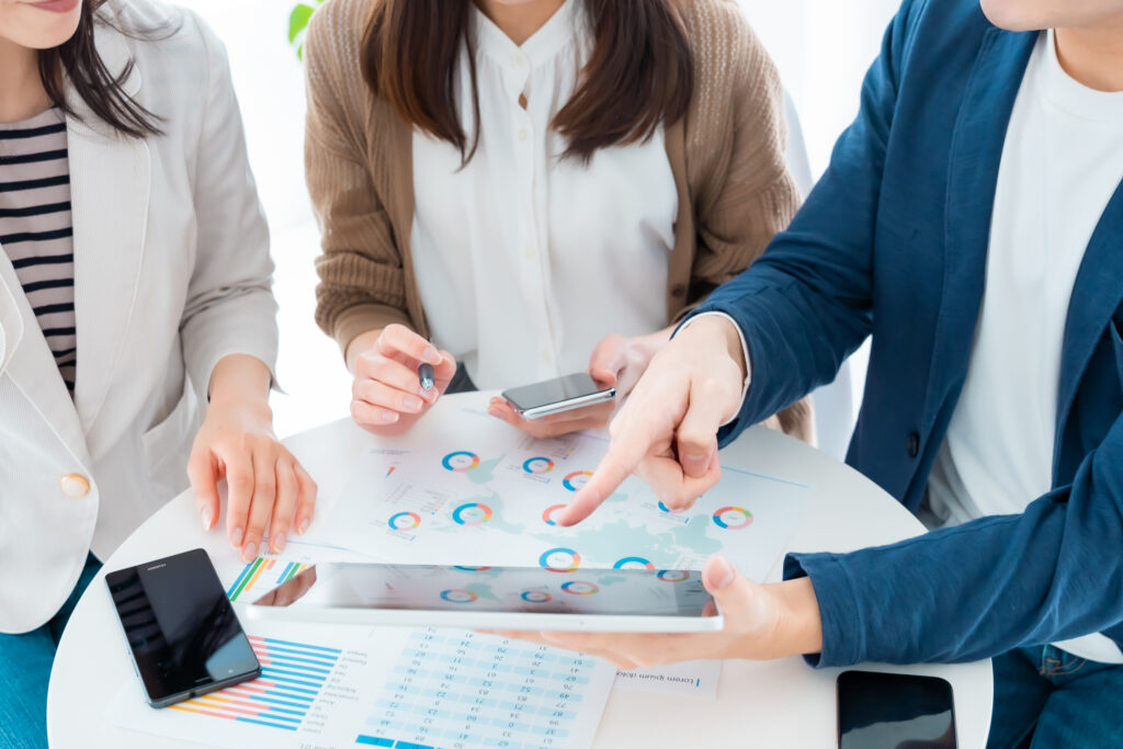 データを見ながら議論する人々