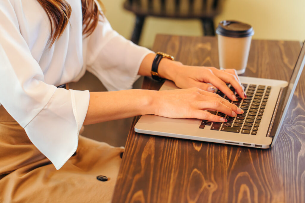 パソコン操作する手元