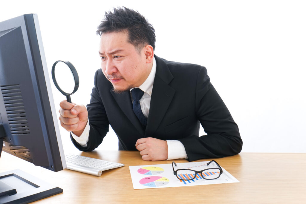 調査をするビジネスマン