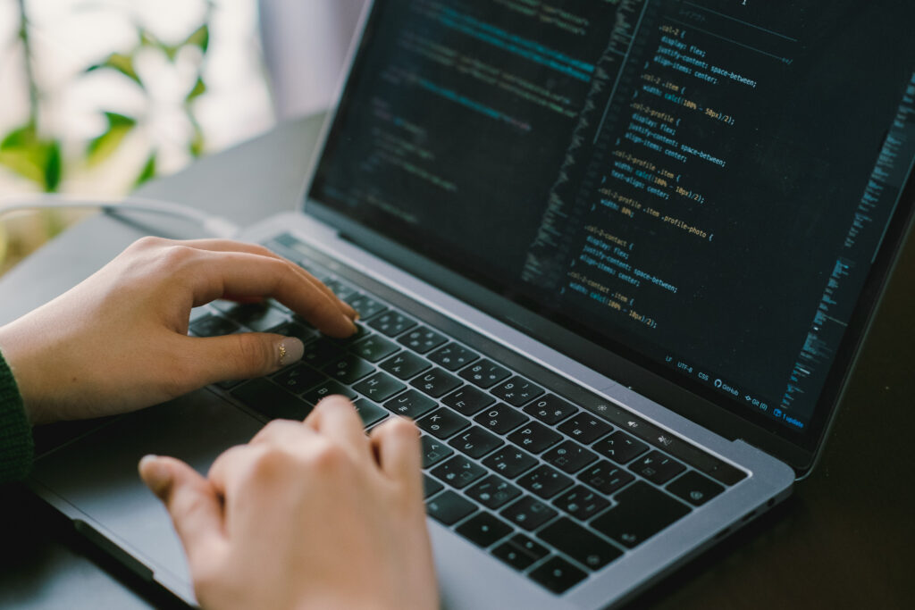 パソコンを操作する手元