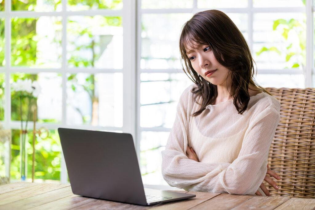 テレワーク_PCの画面を見て困る女性