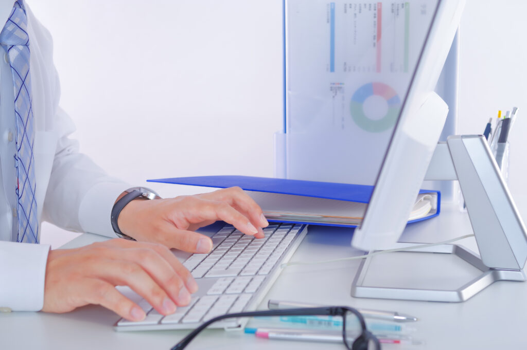 デスクワークをする男性