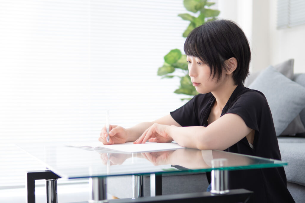 資格の勉強をする女性