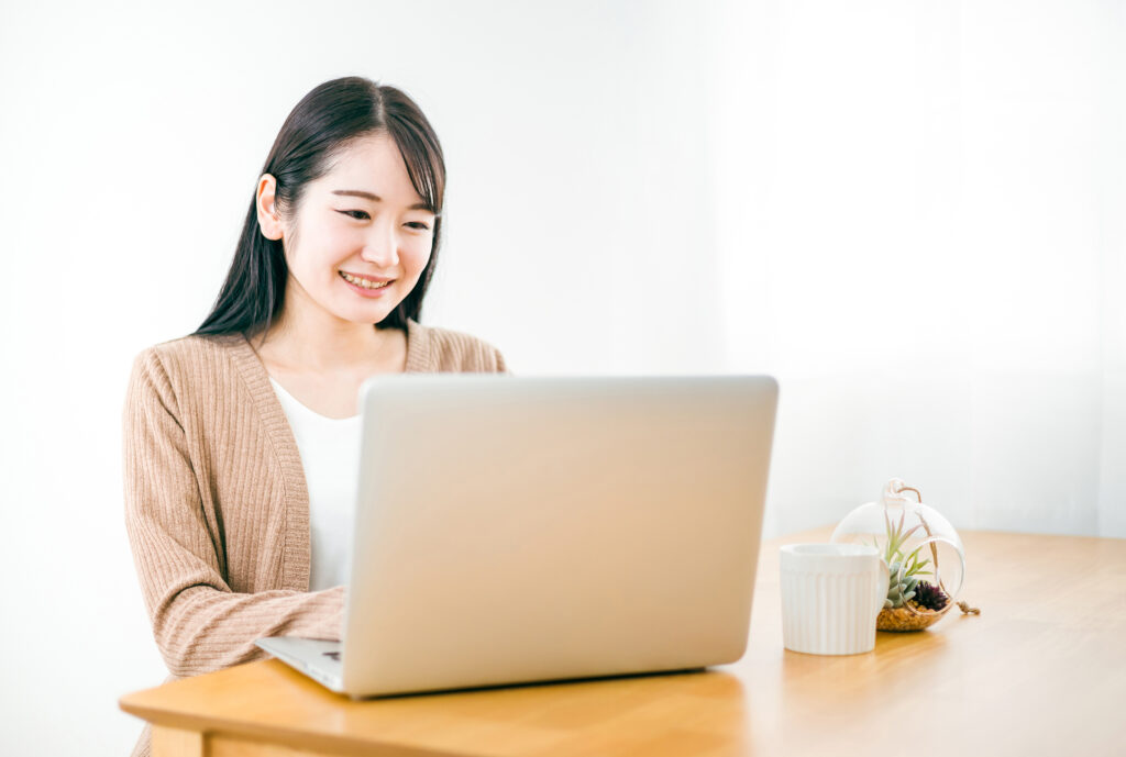 ノートパソコンを使用する女性