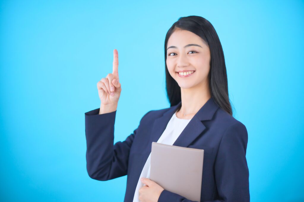 人差し指を立てるビジネスウーマン