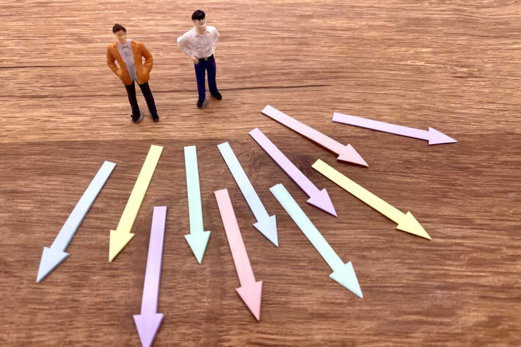 選択肢の前で迷う男性 進路を決める