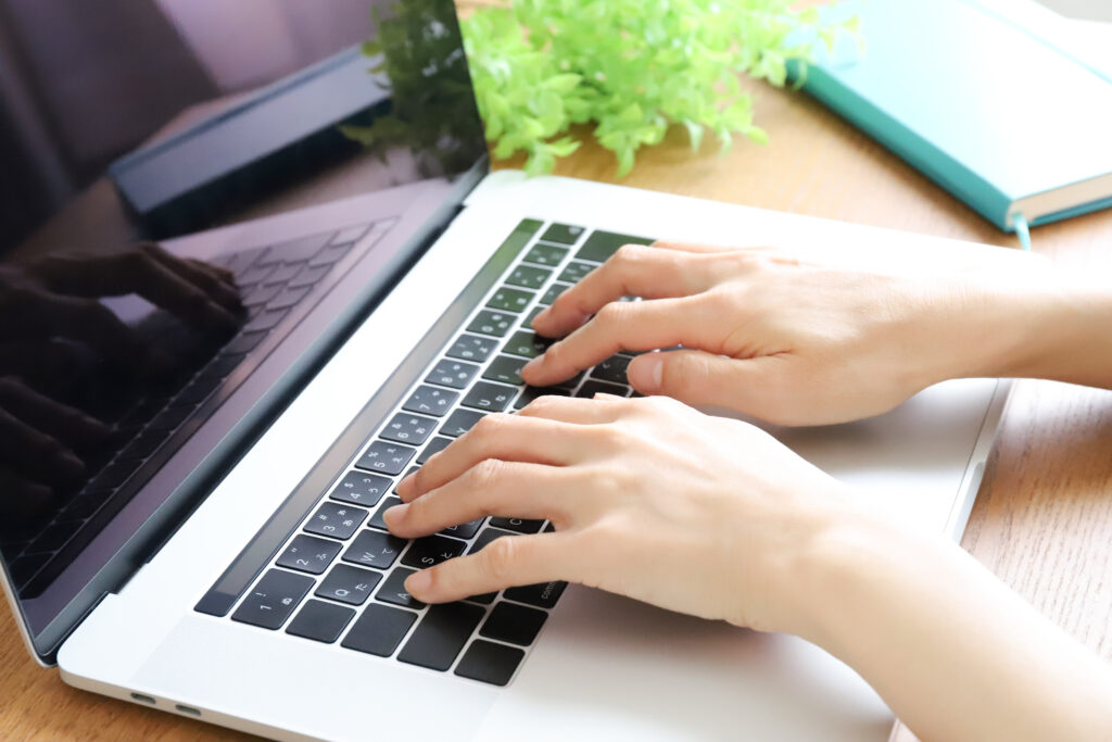パソコンを操作する手元