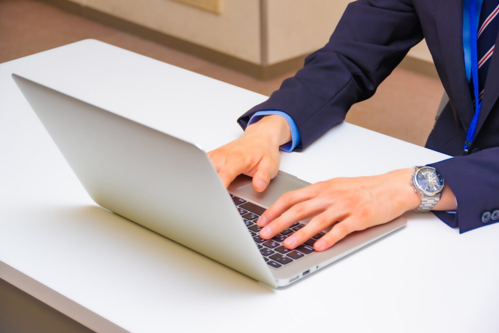 パソコンを操作する手元