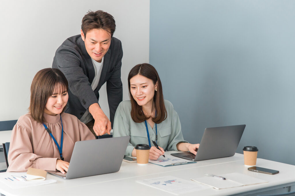 部下と話す上司