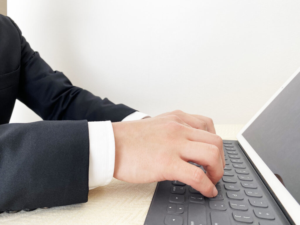 タイピングするビジネスマン